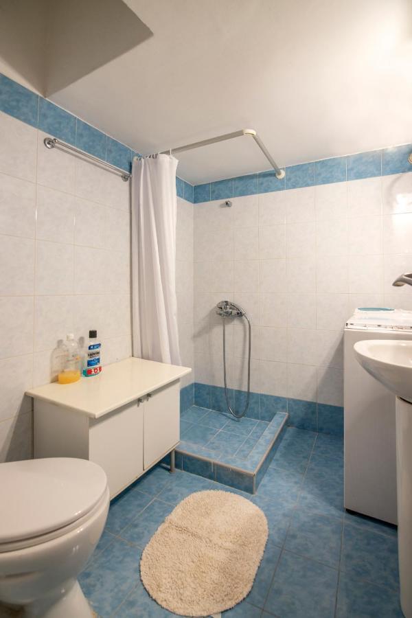 Blue & Red Apartment Афины Экстерьер фото